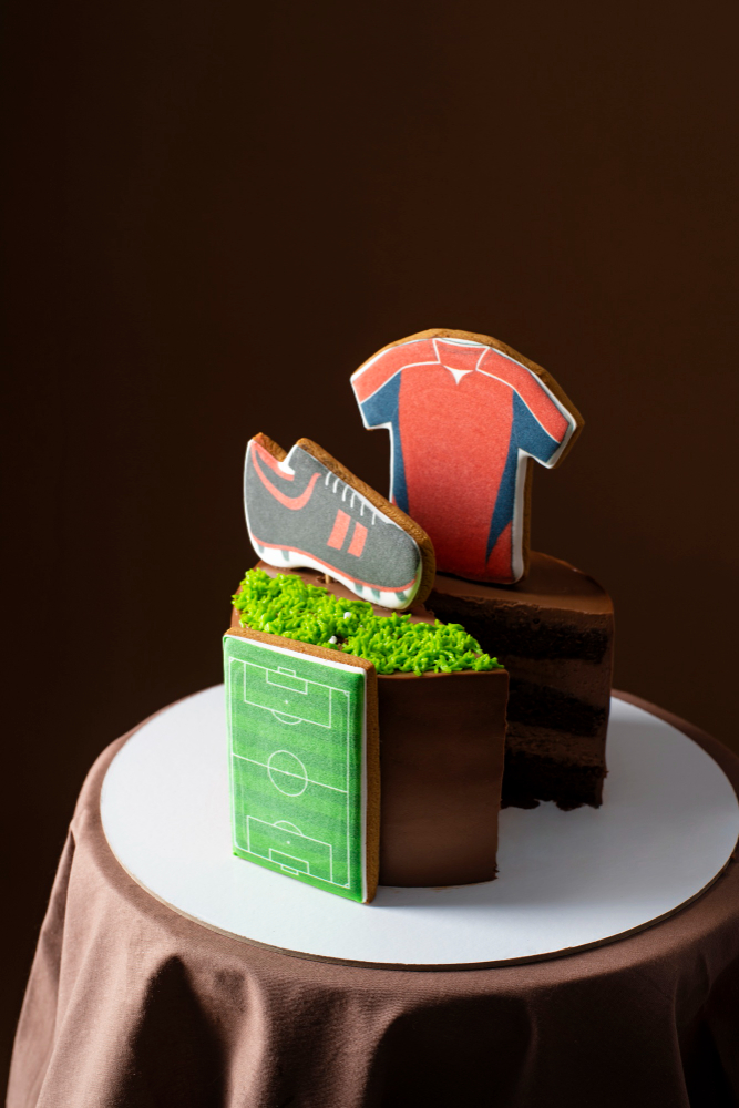 Pastel temático con decoración de casco y herramientas