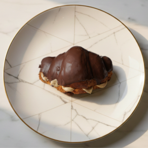 Croissant de chocolate relleno de kinder