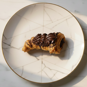 Cuerno de hojaldre, chocolate y crema